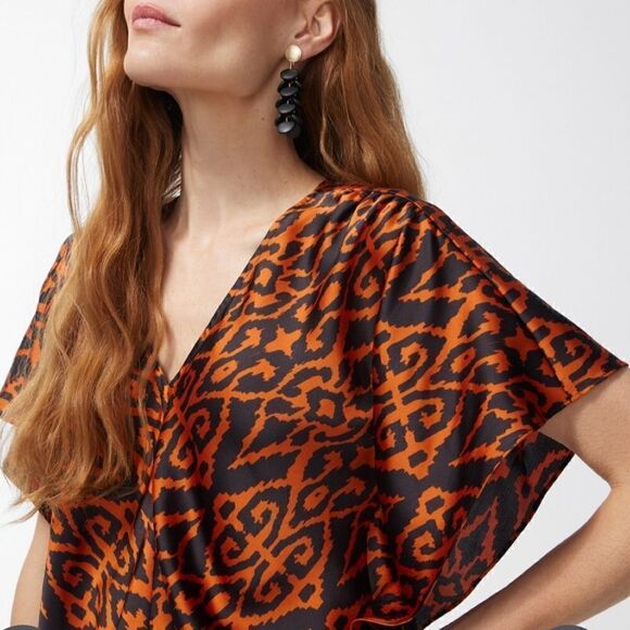 Chicos Satin V Neck Ikat top w Dolman Sleeves, Smocked Waist and flattering cut! - Picture 8 of 16
